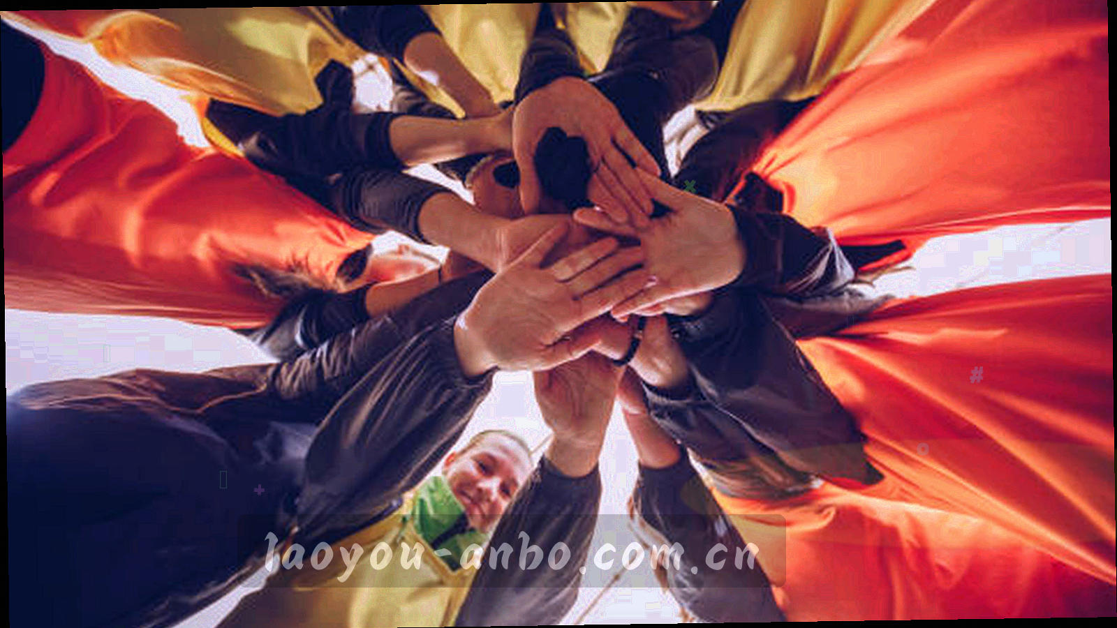 夜间体育场馆的赛程板与数据屏幕局部